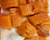 Hình bước làm 2 của món Salmon with whipping cream sauce (cá hồi sốt kem tươi)