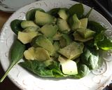 Foto del paso 2 de la receta Ensalada simple de hojas de espinacas crudas con aguacate, pepino y tomates