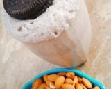A picture of step 4 of Oreo and almond shake.