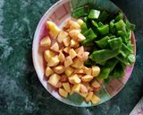 सेम आलू की सूखी सब्जी(same aloo ki sabzi recipe in hindi) रेसिपी चरण 1 फोटो