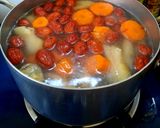 Hình bước làm 4 của món Canh chân gà hạt sen táo đỏ