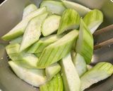 Hình bước làm 1 của món Mướp Xào Nấm Lá Lốt Chay 🌱