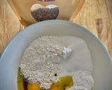 Foto del paso 2 de la receta: Mug cake de vainilla con nibs de cacao y helado de stracciatella
