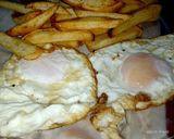 Foto del paso 3 de la receta Un clásico, huevos fritos con patatas y lomo