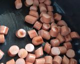Une image de l'étape 1 de Saucisses de Strasbourg fondantes au cheedar 😃.