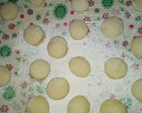 A picture of step 1 of Doughnuts pops.