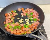 Hình bước làm 3 của món Cơm Rang Kim Chi Thịt Hộp Spam