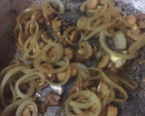 Foto del paso 2 de la receta: Pollo en salsa de hongos con cebolla