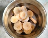 A picture of step 1 of Banana nutella shake.