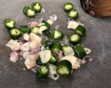 Foto langkah ke 2 dari resep Cuek / Pindang Tongkol cabe hijau.