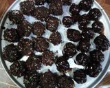 Foto langkah ke 2 dari resep Bola Coklat Rambutan (Cuman 3 bahan).