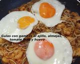 Foto del paso 8 de la receta: Gulas con gambas al ajillo, almejas, tomate frito y huevo