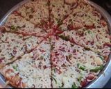 صورة لخطوة 3 من وصفة بيتزا الشورما والخضار اللذيذه والسريعه 🫑🍅🧄🍕🍕😋😋