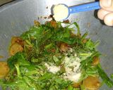 Foto langkah ke 7 dari resep Tumis mie kangkung.