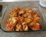 Foto del paso 6 de la receta: Alitas de pollo adobadas con patatas gajo al horno