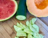 Une image de l'étape 1 de Salade estivale pastèque, melon, concombre, menthe et feta.