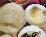 Foto langkah ke 1 dari resep Lumpia sosis jamur dan keju.