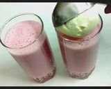 स्ट्रॉबेरी मिल्कशेक- Strawberry Milkshake recipe in Hindi ) रेसिपी चरण 4 फोटो