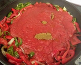 Foto del paso 4 de la receta: Bacalao con salsa de tomate y pimientos de padrón fritos