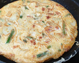 Foto del paso 3 de la receta: Tortilla con espárragos y ajo 😉