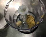 Une image de l'étape 1 de Sauce moutarde, ail et truffe noire.