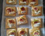 Foto del passaggio 3 della ricetta Pizzette 15 minuti con fichi, gorgonzola piccante & crudo
