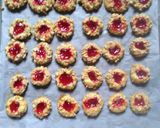 Foto langkah ke 4 dari resep Strawberry Thumbprint Cashew Peanut Cookies.