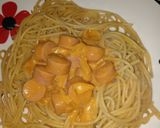 Foto del paso 4 de la receta: Fideos con salsa roja y queso crema y salchicha