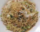 Foto langkah ke 6 dari resep Mie Goreng Nyemek Sayur.