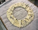 Une image de l'étape 7 de Couronne feuilletée au pesto, gouda et coriandre.