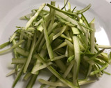 这样利用剩余食材，既配出了营养，又搭出了美味 ——- 韩式泡菜酱淋 火鸡丝· 芦笋片· 豆腐的食譜步驟1照片