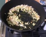 Une image de l'étape 5 de Duo de pommes de terre à la crème de truffe, ail et oignon.