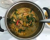 รูปขั้นตอนการทำที่ 3 ของ แกงเผ็ดไก่ใส่ฟักทองใบยี่หร่า