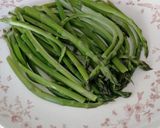 Foto del paso 7 de la receta: Ensalada templada de espárragos verdes con vinagreta de pera
