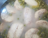 Foto del paso 3 de la receta: Merluza en salsa con guisantes