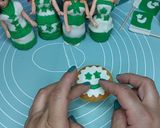 A picture of step 4 of Ready-made cupcakes with Fondant topper independence day theme.