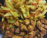 Foto del paso 6 de la receta Pollo al limón con especias y patatas fritas con zanahorias