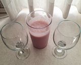 عکس مرحله 2 از دستور شیر توت فرنگی با موز 🍹🍓🍌