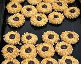 Foto langkah ke 5 dari resep Peanut Choco Thumbprint Cookies.