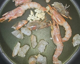 Foto del paso 2 de la receta: Arroz seco de verduras, gambas y aguacate