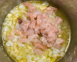 Foto del paso 2 de la receta: Masa para croquetas de tinta, sepia y gambas (truco para una bechamel perfecta)