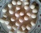 A picture of step 4 of White spongy Rasagulla.