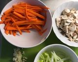 Foto del passaggio 2 della ricetta Kalguksu in brodo di pesce e verdure, sfumati alla birra