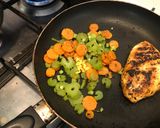 Foto del paso 3 de la receta: Pechuga a la naranja con verduras salteadas al dente