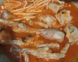 Foto langkah ke 4 dari resep Seblak Campuran (ceker, jamur enoki, siomay).