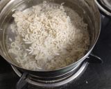 A picture of step 1 of Noodles pizza.