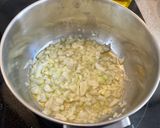 Foto del paso 3 de la receta: Arroz meloso mar y montaña (de pollo y chipirones 🦑)