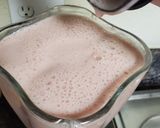 Foto del paso 3 de la receta: Agua de fresa y leche