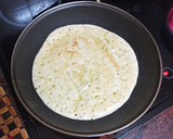 Foto del paso 2 de la receta: Masa de pizza frita con aceite de sal de ajo y perejil picado