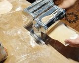 Foto del paso 10 de la receta Lasaña de cebolla caramelizada y peras (pasta fresca casera)
